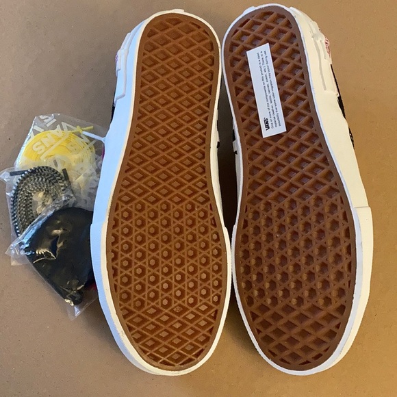 Vans - Picture 11 of 15